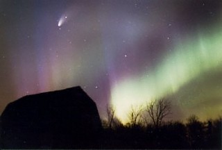Comet Hale-Bopp and auroral display